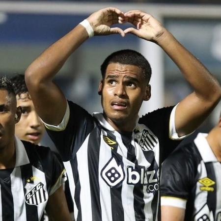 Enzo Monteiro, do Santos, comemora gol marcado na Copinha