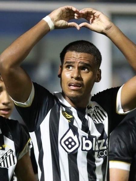 Enzo Monteiro, do Santos, comemora gol marcado sobre o Água Santa em jogo da Copinha