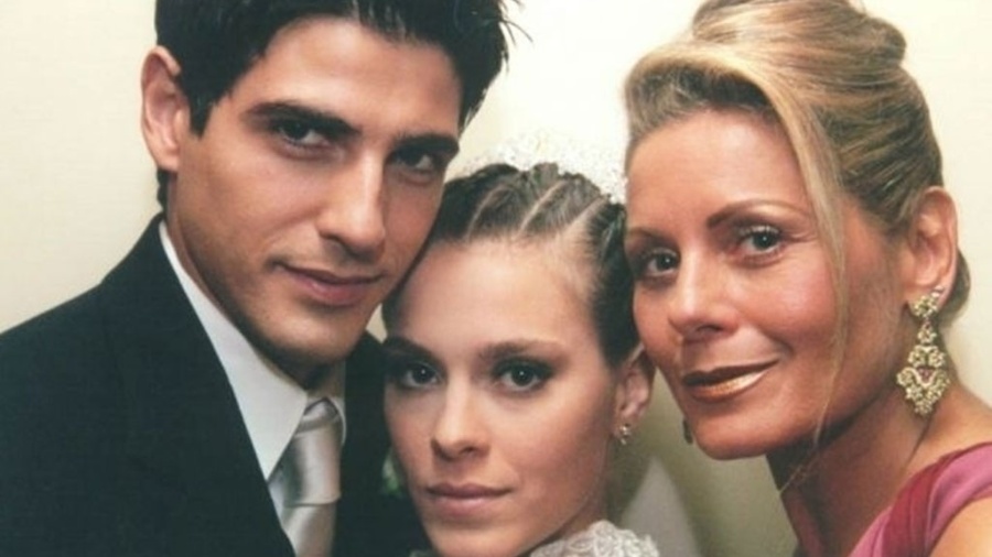 Helena (Vera Fischer), Edu (Reynaldo Gianecchini) e Camila (Carolina Dieckmann) viveram triângulo amoroso na novela "Laços de Família"  - Divulgação/TV Globo
