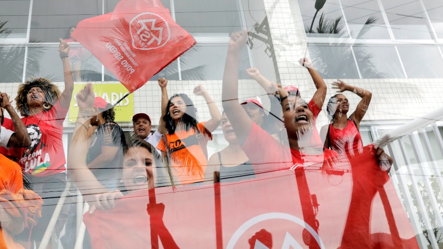 Membros do MTST no tríplex do Guarujá (SP) - Paulo Whitaker/Reuters