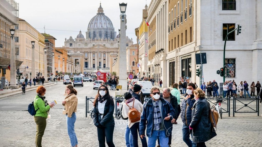 Pedestres em Roma, Itália - Getty Images