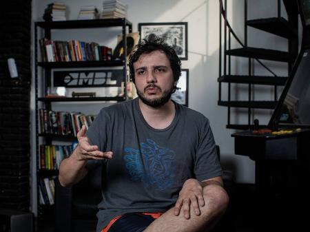 O coordenador do MBL Renan Santos, no escritório do MBL, na Vila Mariana, em São Paulo - Eduardo Anizelli/Folhapress
