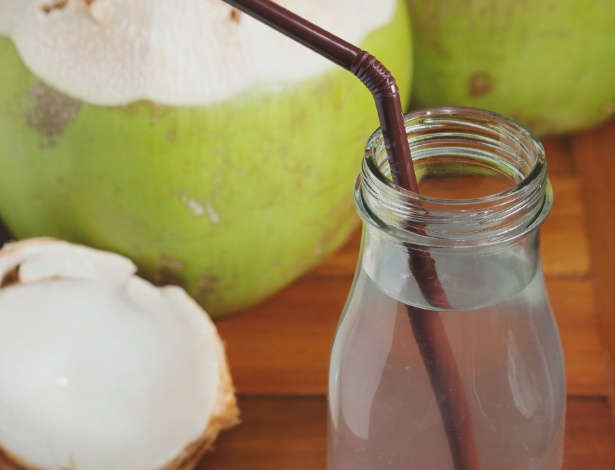 A água de coco tem 44 calorias cheias, ou seja, as "do bem"; a bebida é altamente hidratante e fonte de sais minerais - iStock