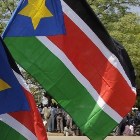 Imagem de bandeira do Sudão do Sul - Pelo menos 10 pessoas morreram ontem na queda de um avião comercial em Pieri - Thomas Mukoya/Reuters