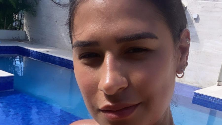 Simone toma sol com fita isolante - Reprodução/Instagram
