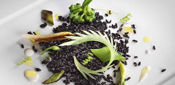 Arroz negro tostado com legumes verdes e leite de castanha-do-Pará, de Alex Atala - Cassio Vasconcelos/Divulgação