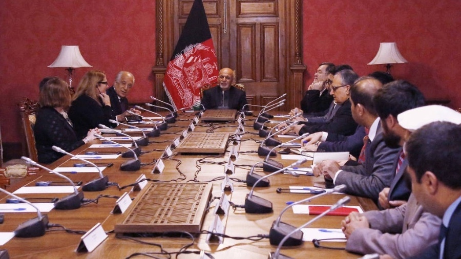 O presidente afegão, Ashraf Ghani (centro), e o enviado especial dos EUA para a paz no Afeganistão, Zalmay Khalilzad (esq.), conversam durante reunião em Cabul - Palácio Presidencial -  - 27.jan.19/Reuters