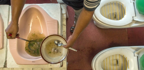 Na Indonésisa, restaurante serve comida em vasos sanitários - SURYO WIBOWO/AFP