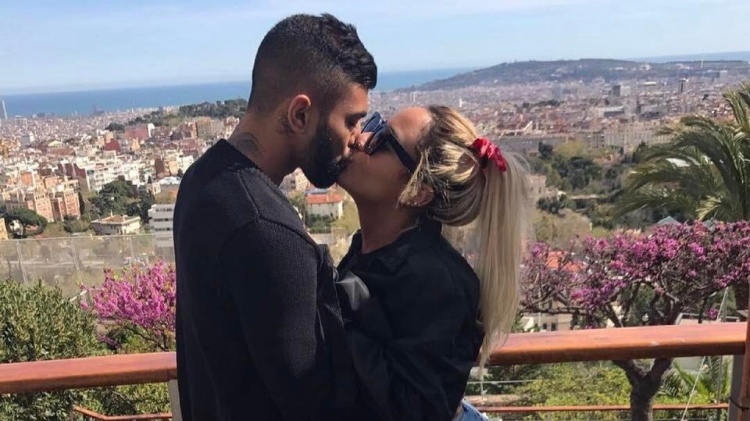 Rafaella Santos, irmã de Neymar, e Gabigol se beijam em Barcelona