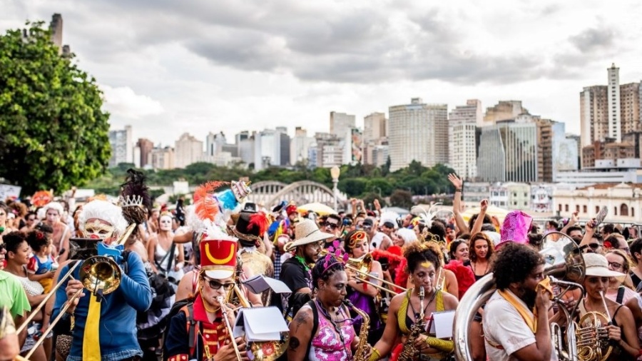 Carnaval de Belo Horizonte teve público de 4,3 milhões de foliões; na imagem o bloco Corte Devassa desfila com o centro da capital mineira ao fundo - Nereu Jr./UOL