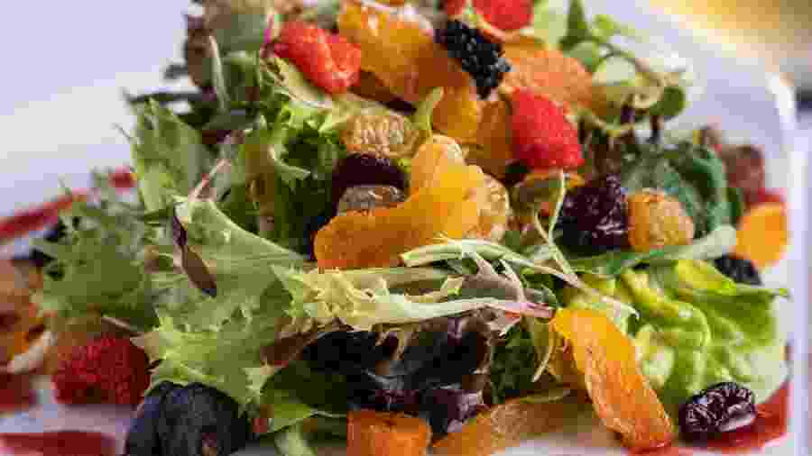 Salada De Folhas Baby Com Tender E Frutas Natalinas Ao Vinagrete De Especiarias