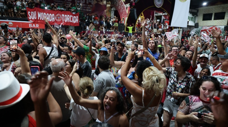 Na quadra da Mocidade Alegre todo mundo comemora junto a vitória no desfile das escolas de samba