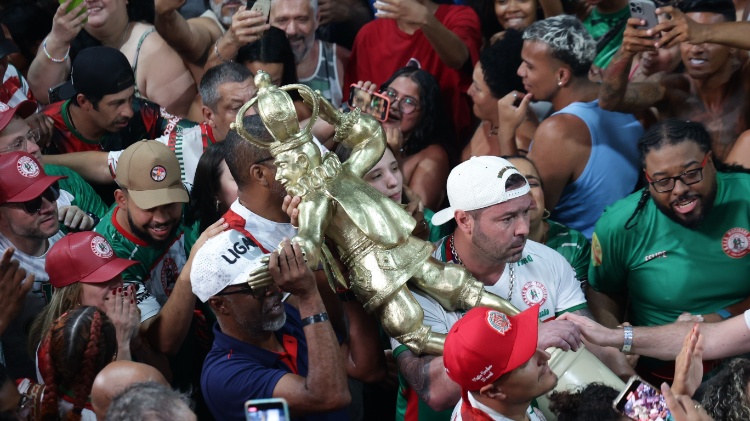 Taça de campeã chegando na quadra da Mocidade Alegre, em SP