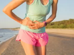 'Dor de facão': o que causa a pontada comum em corridas e como evitar