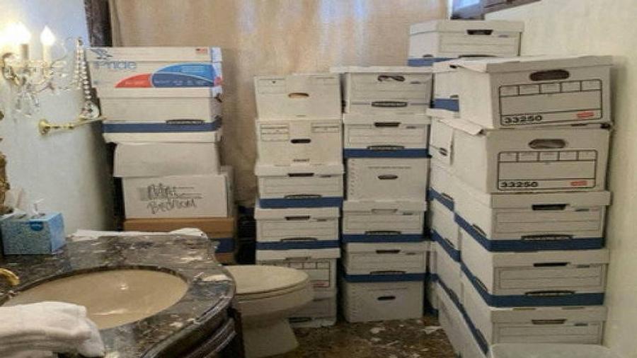 Foto em denúncia contra o ex-presidente dos EUA Donald Trump mostra caixas de documentos armazenadas em banheiro em Mar-a-Lago - Departamento de Justiça dos EUA