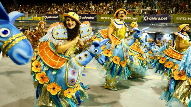 Alegoria da X-9 Paulistana, campeã do Grupo de Acesso 2, no Desfile das Campeãs do Carnaval de São Paulo de 2024