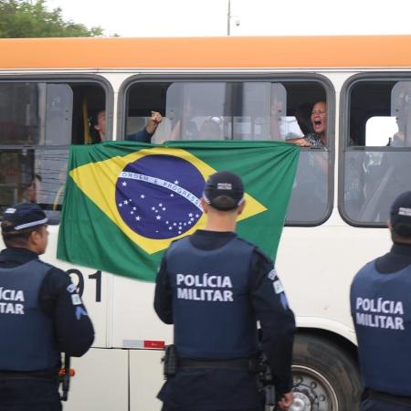 Golpistas que estavam em acampamento em Brasília são levados de ônibus à PF - Vinícius Nunes / Colaboração para o UOL