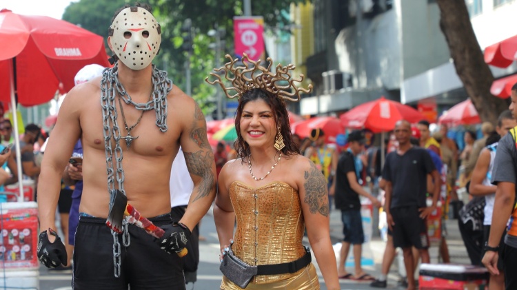 Fantasiados de Medusa e Jason,  casal se diverte ao curtir desfile do Chora Me Liga no RJ