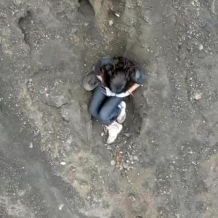 Imagem de drone mostra publicitária brasileira Juliana Marins, que caiu em trilha na ilha de Lombok, na Indonésia - Reprodução