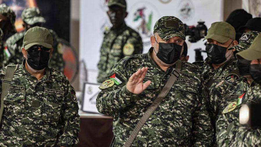 Ayman Nofal (ao meio), um dos chefes da brigada Izz el-Deen Al-Qassam, fala durante exercícios militares do Hamas em Khan Yunis, na Faixa de Gaza