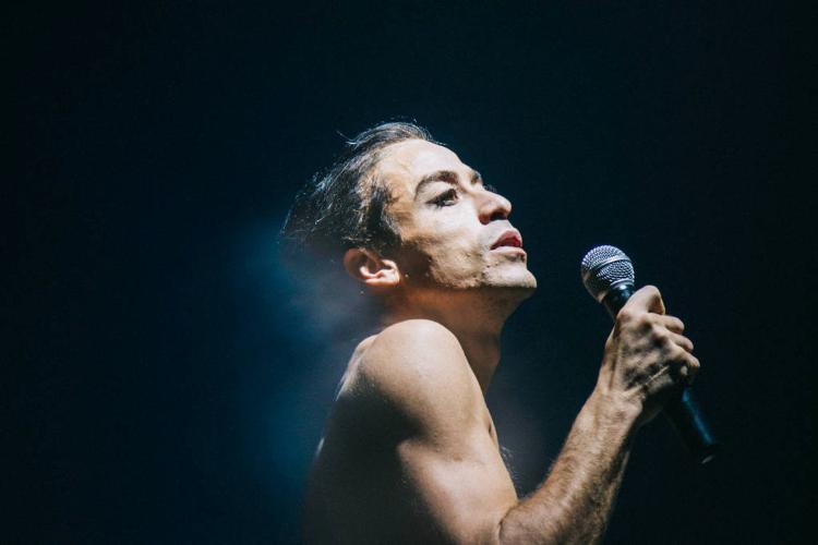 Jesuíta Barbosa interpretando Ney Matogrosso nas gravações de 'Homem com H'
