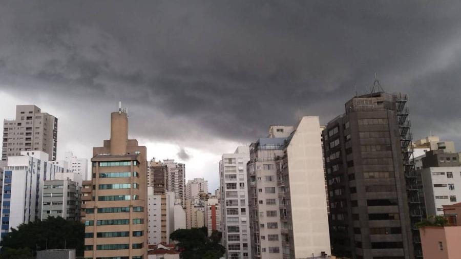 Vista do bairro Santa Cecília, no centro de São Paulo, antes da chuva do início da tarde do dia 12 de janeiro