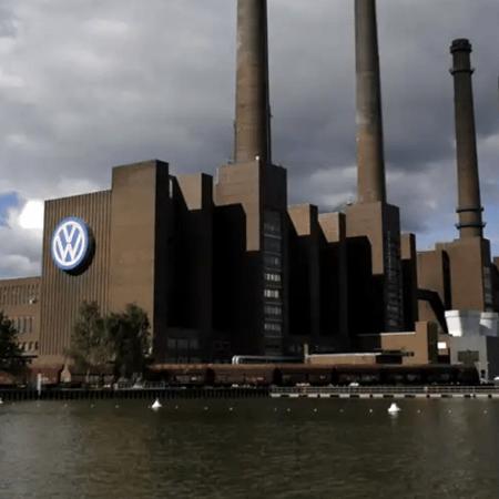 As quatro chaminés da fábrica da Volkswagen, em Wolfsburg