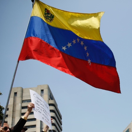 Bandeira da Venezuela durante protesto contra o governo na capital, Caracas - Carlos Garcia Rawlins/Reuters