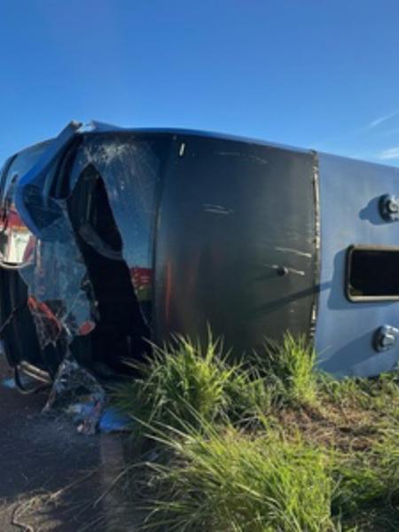 Ônibus capotou e ficou tombado na pista após acidente na MG-223, em Araguari