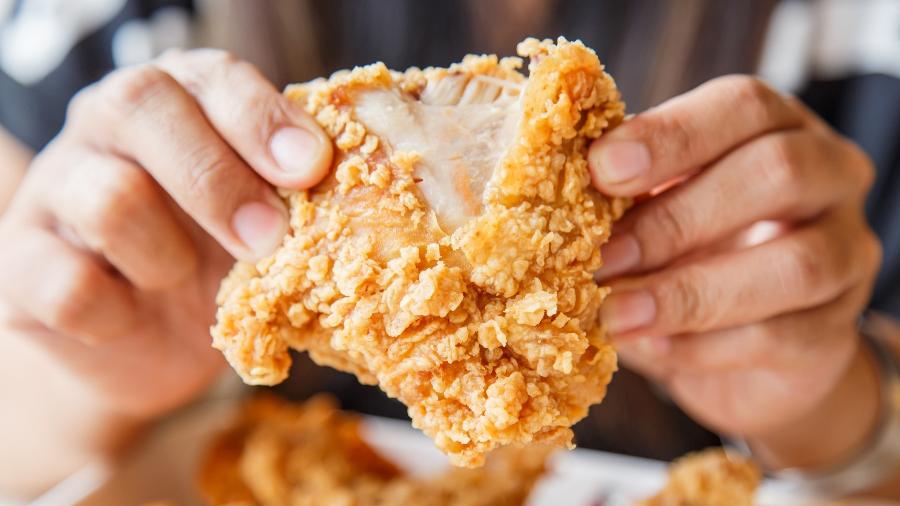 Um frango com a crosta crocante e o interior suculento é fácil de fazer - Getty Images/iStockphoto