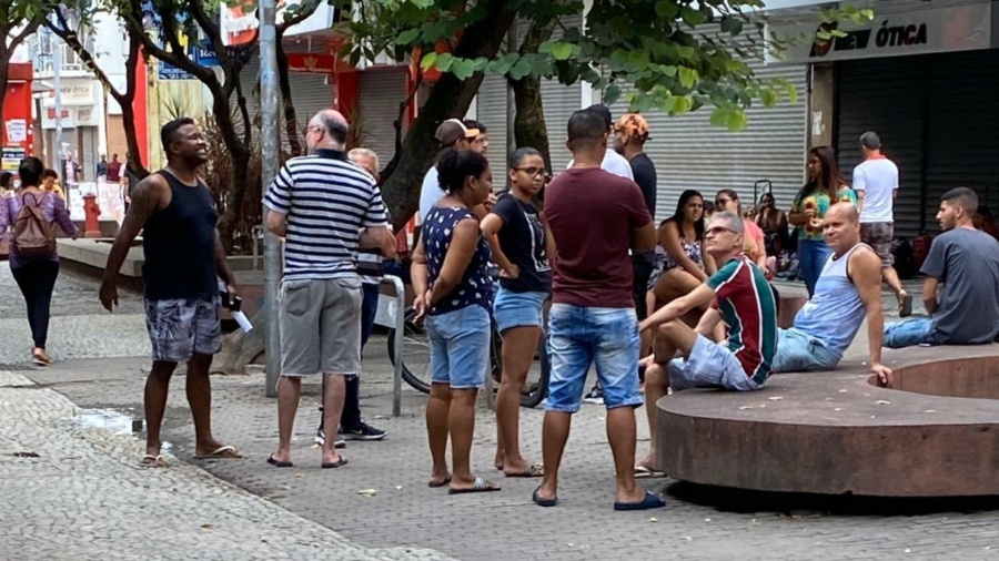 1.abr.2020 - Aglomeração no Calçadão de Campo Grande, onde comerciantes e transeuntes desrespeitavam normas sanitárias - Caio Blois/UOL