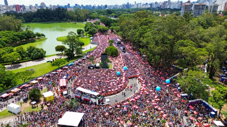 Bloco da Pabllo e Michel Teló, lotam entorno do Parque do Ibirapuera, em São Paulo