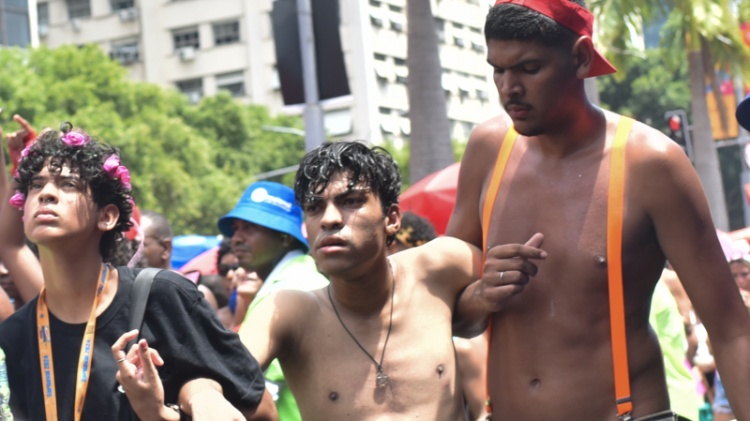 Jovem é ajudado por amigos em meio ao calor do Bloco Fervo da Lud, no Rio