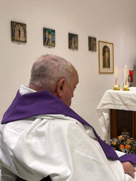 Papa Francisco fez oração em capela no décimo andar do hospital Gemelli, em Roma Papa Francisco fez oração em capela no décimo andar do hospital Gemelli, em Roma