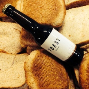 Feita com uma fatia de pão, a Toast Beer quer acabar com desperdício de comida - Divulgação/Facebook/hackneybrewery