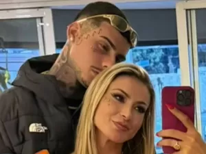 Andressa Urach tatua nome de affair ao celebrar '1 dia de namoro'