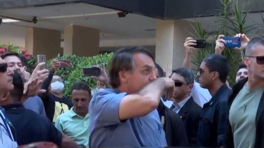 O presidente Jair Bolsonaro esfrega o nariz pouco antes de cumprimentar apoiadores na última sexta (10) - Reprodução/TV Globo