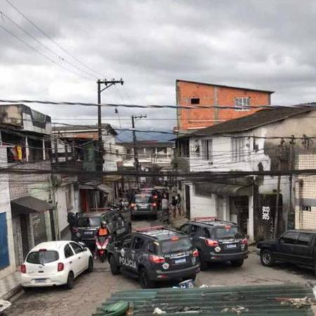 Carros da Rota durante operação policial na tarde deste domingo (30) na favela Canta Galo, em Guarujá 