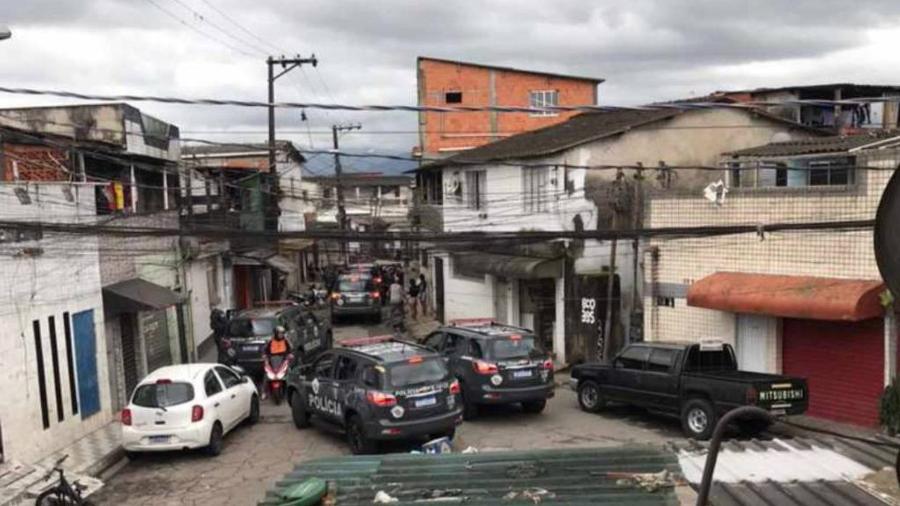 Carros da Rota durante operação policial na tarde deste domingo (30) na favela Canta Galo, no Guarujá 