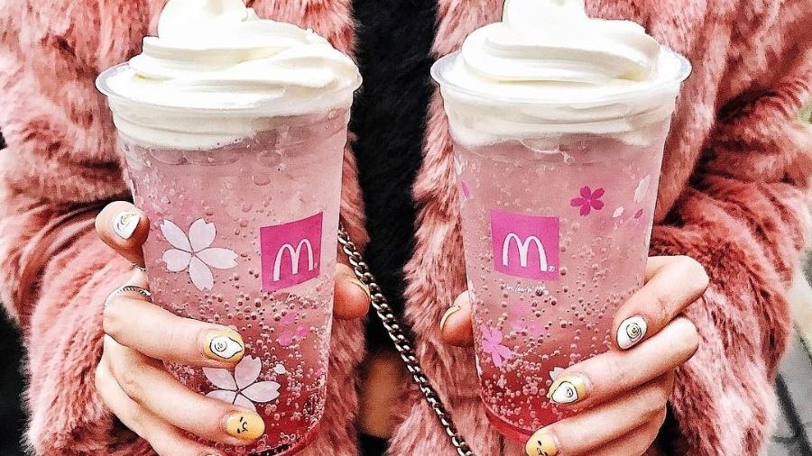 O Sakura McFloat é uma bebida efervescente lançada pelo McDonald"s por causa da florada das cerejeiras - Reprodução/Instagram