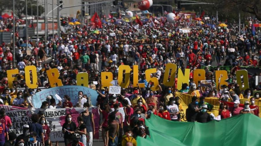 Manifestação em Brasíllia na manhã deste sábado (19) pede a saída do presidente Jair Bolsonaro, critica a condução do governo no enfrentamento da pandemia, ao que se soma uma pauta diversificada, com demandas sociais e econômicas - Pedro Ladeira/Folhapress