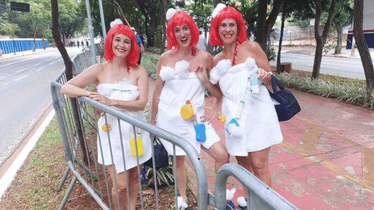 Mariana Lajolo, Guilhermina Garcia e Silvia Lopes fantasiadas de "Banho de Espuma", música de Rita Lee