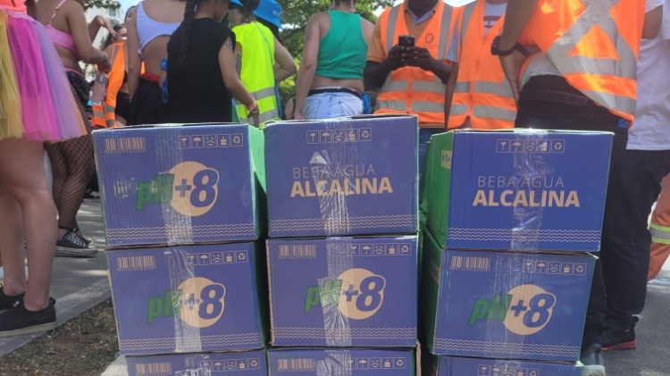 Prefeitura distribuiu água para foliões nesta segunda-feira (12) de Carnaval, em São Paulo
