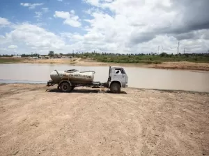 Governo manda dinheiro e Operação Carro-Pipa volta a atender 1,2 mi no NE