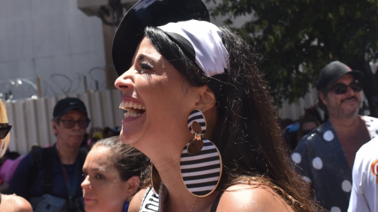 A atriz Emanuelle Araújo é a Musa da Banda do Cordão da Bola Preta do Carnaval 2024