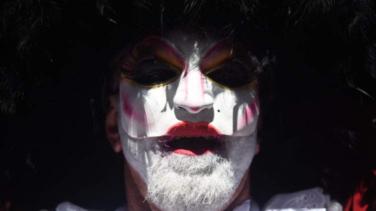 Homem combinou máscara com pintura no rosto para o Bloco do Cordão da Bola Preta, no Rio