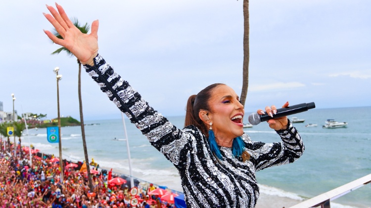 Ivete Sangalo canta para seu público no Circuito Barra-Ondina, em Salvador