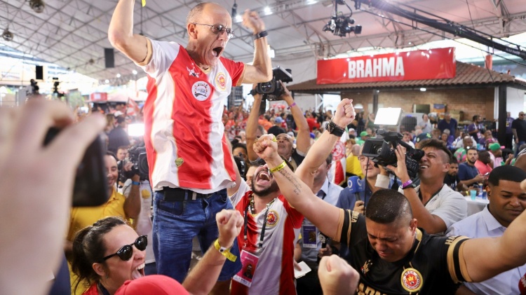 Integrantes da Unidos da Viradouro celebram a vitória da escola no Carnaval 2024