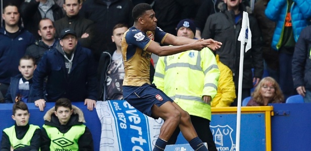 Alex Iwobi em ação pelo Arsenal  - Phil Noble/Reuters