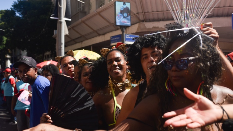 Coroa e leque marcam presença nas fantasias do Bloco Cordão da Bola Preta, no Rio